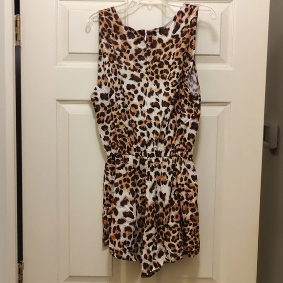 Guess leopard print sleeveless romper - v-neck - NWT - Size Small - Picture 4 of 6